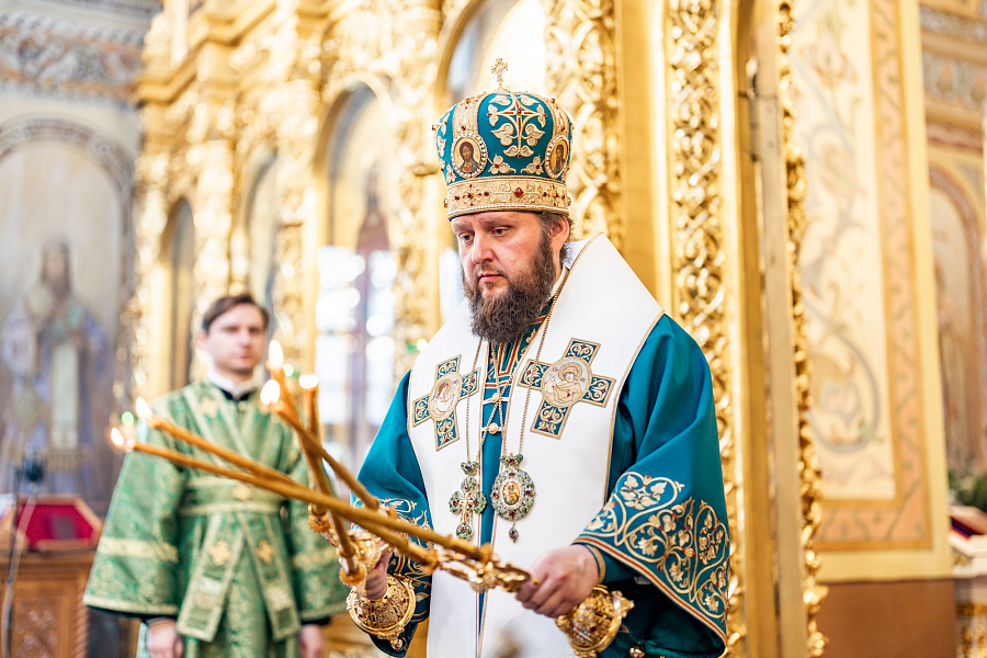 Божественная литургия и вечерня с чтением коленопреклонных молитв в Троицком кафедральном соборе Подольска
